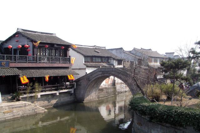 著名艺术家江碧波教授为南岸捐赠雕塑作品《黑瓷婆婆》